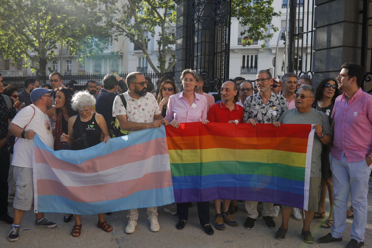 La portavoz del Grupo Socialista en el Ayuntamiento, la primera teniente de alcalde del Consistorio, la concejal presidenta de los distritos de Chamberí y Carabanchel y la portavoz del Gobierno municipal han asistido al acto '40 años de Orgullo en Madrid'.