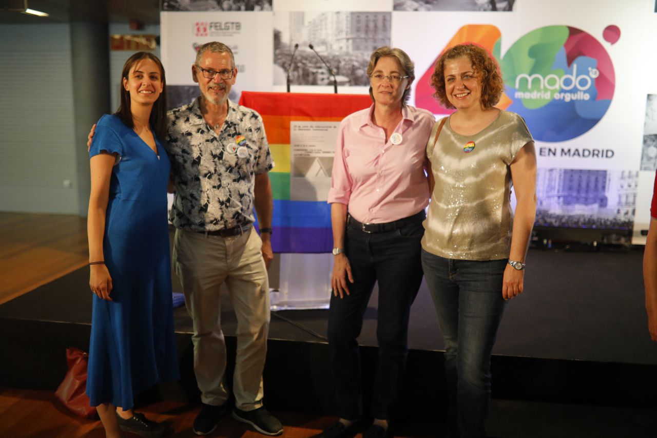 La portavoz del Grupo Socialista en el Ayuntamiento, la primera teniente de alcalde del Consistorio, la concejal presidenta de los distritos de Chamberí y Carabanchel y la portavoz del Gobierno municipal han asistido al acto '40 años de Orgullo en Madrid'.