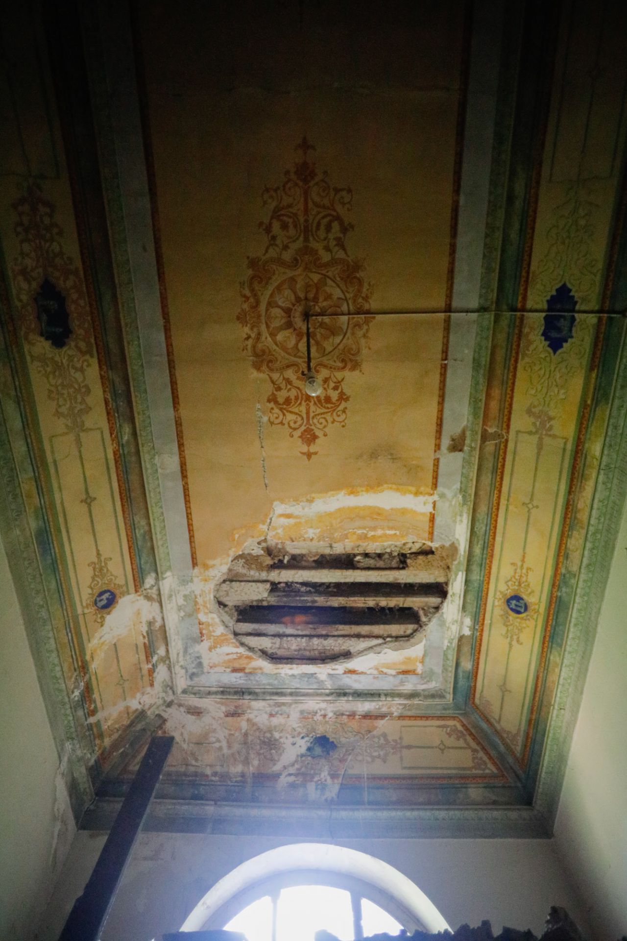 Desperfectos en el techo antiguo del Palacio Nuevo.