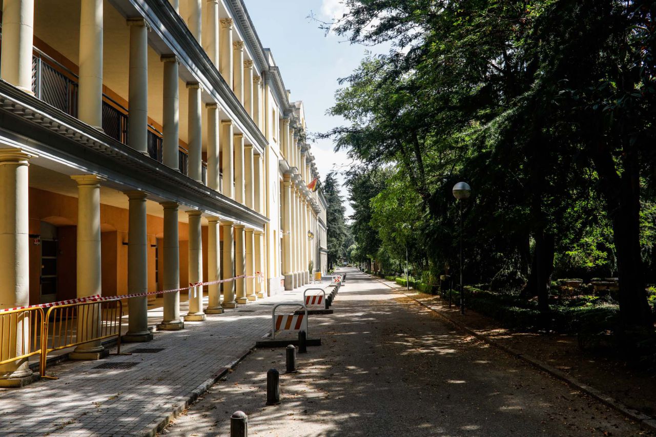 Vista de la fachada del Palacio Viejo y vial de entrada.