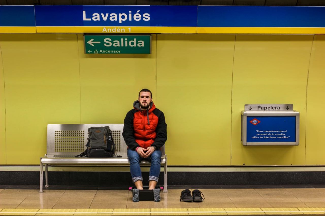 Sergio se lava los pies en una palangana en la estación de Lavapiés.