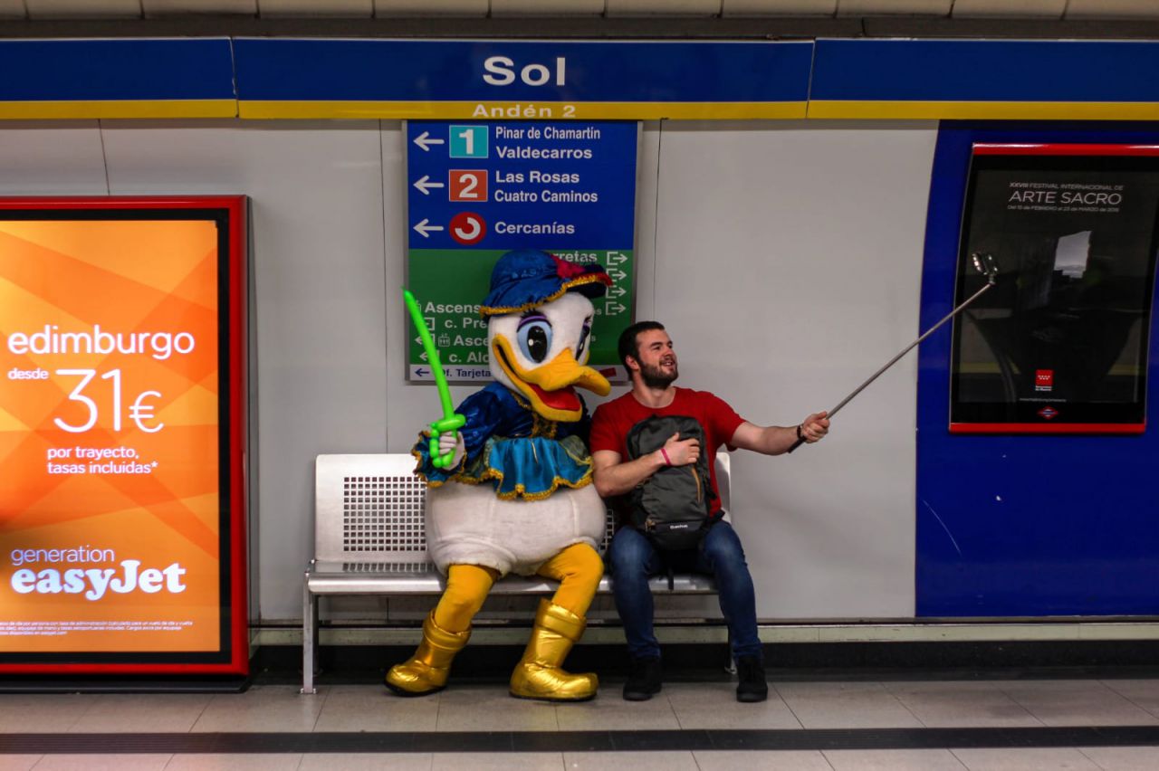 El Pato Donald bajó a la estación de Sol para salir en la imagen.