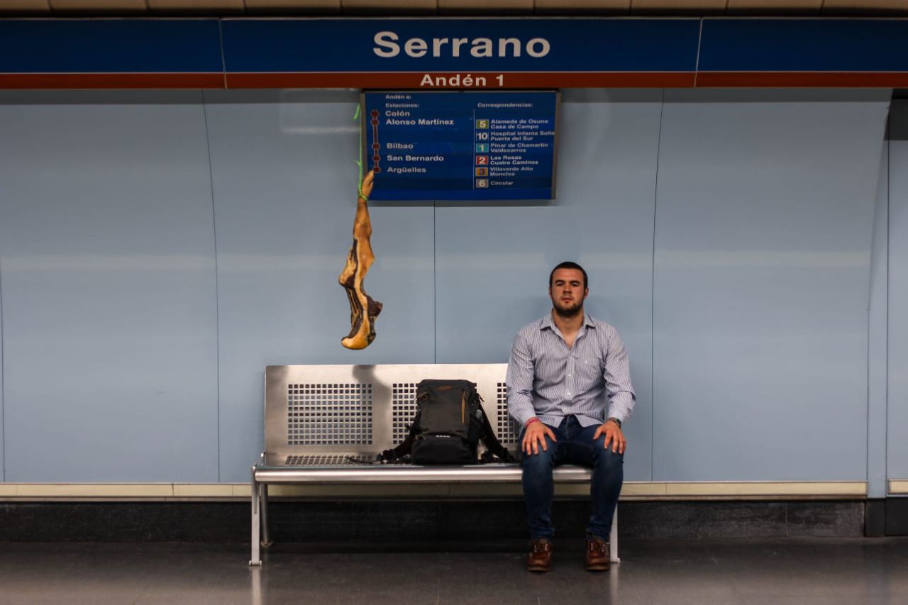 Un jamón casi finalizado inspira la foto en la estación de Serrano.