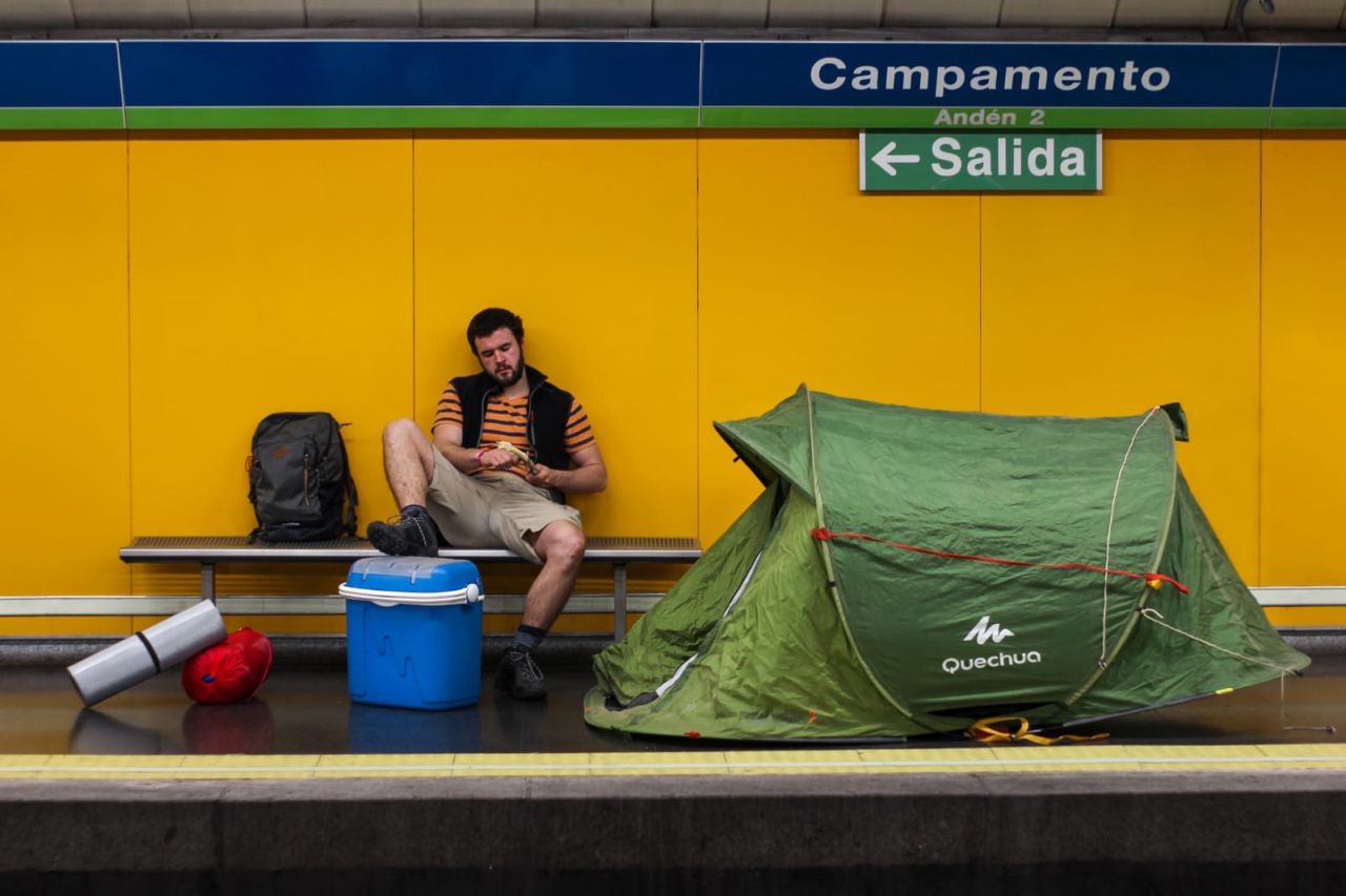 Una tienda de campaña, un saco y una nevera portátil acompañan al protagonista de De Madrid al Metro.