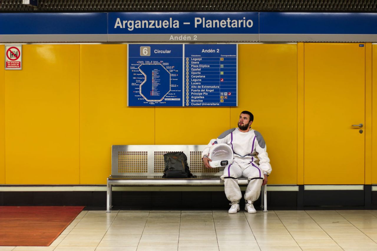 Sergio, vestido de astronauta en la estación de Planetario del Metro de Madrid.