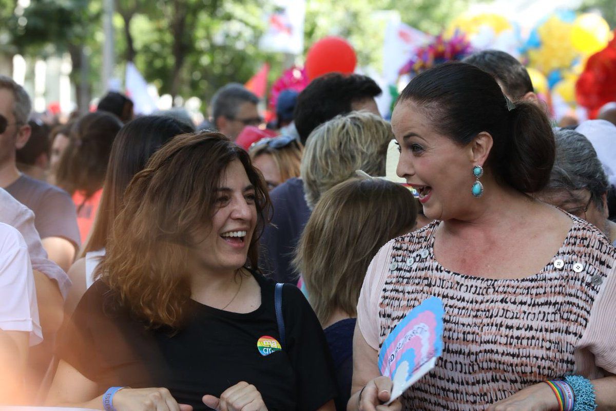La delegada de Igualdad del Ayuntamiento de Madrid, Celia Mayer, junto a la activista y diputada en la Asamblea Carla Antonelli en la manifestación del Orgullo 2018. 