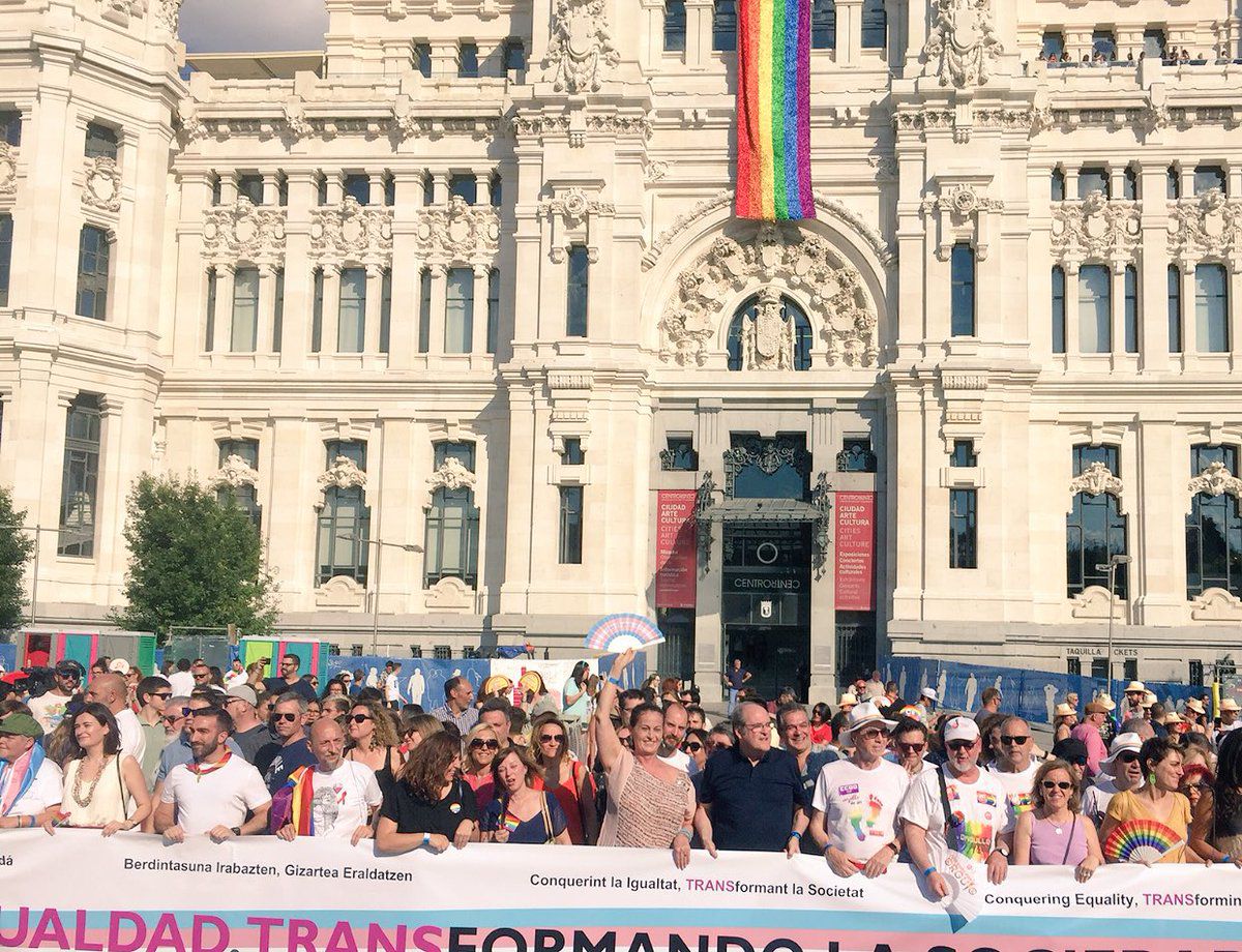 Manifestación del Orgullo 2018 a su paso por el Palacio de Cibeles. 
