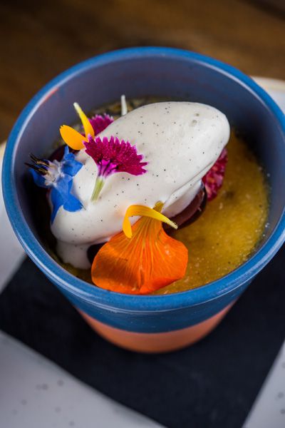 Creme brûlée de kalamansi, helado de yogurt griego y frutas.