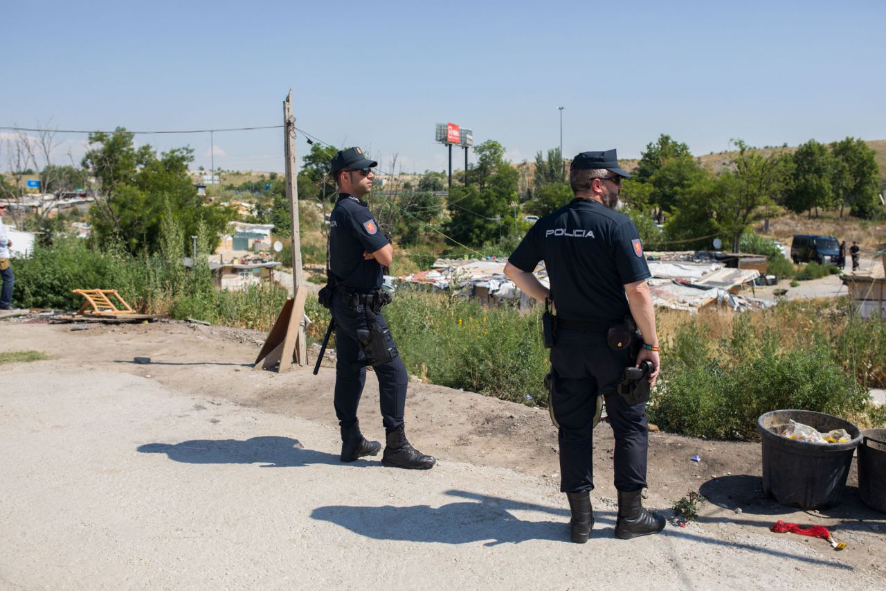 Agentes de la UIP de la Policía Nacional en el poblado de El Gallinero.