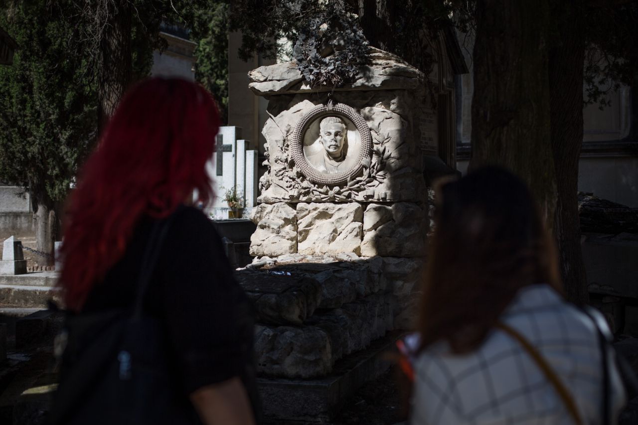 El paso del tiempo y el desinterés o la inexistencia de familiares de los enterrados son los peores enemigos del cementerio, que lucha contra el deterioro a través de diversas actividades organizadas por la dirección.