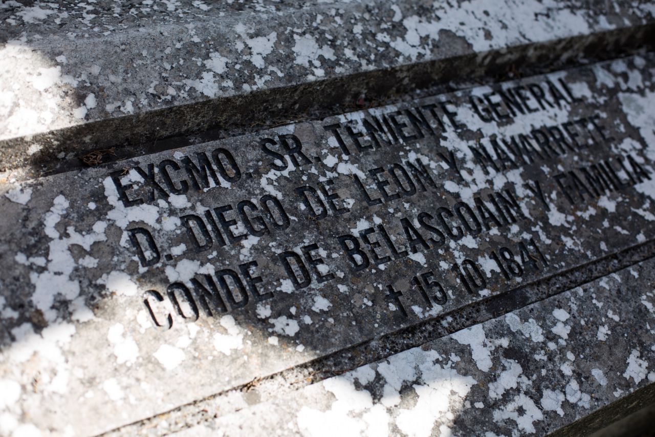 Sepultura de Diego de León en los 'hombre ilustres' de San Isidro.