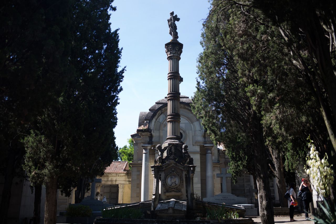 En el conocido como monumento o panteón de los 'hombres ilustres' reposan los restos de Donoso Cortés, Menéndez Valdés,  Diego de León, Leandro Fernández de Moratín y Francisco Asenjo Barbieri. En su día, también estuvo aquí enterrado Francisco de Goya.