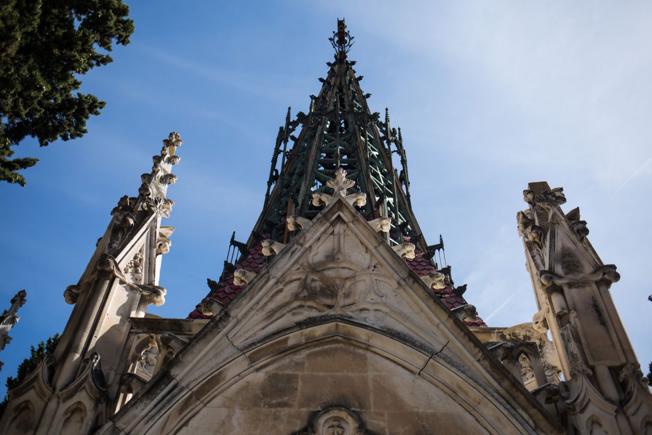 Algunos de los panteones de la Sacramental son como pequeñas (y no tan pequeñas) catedrales.