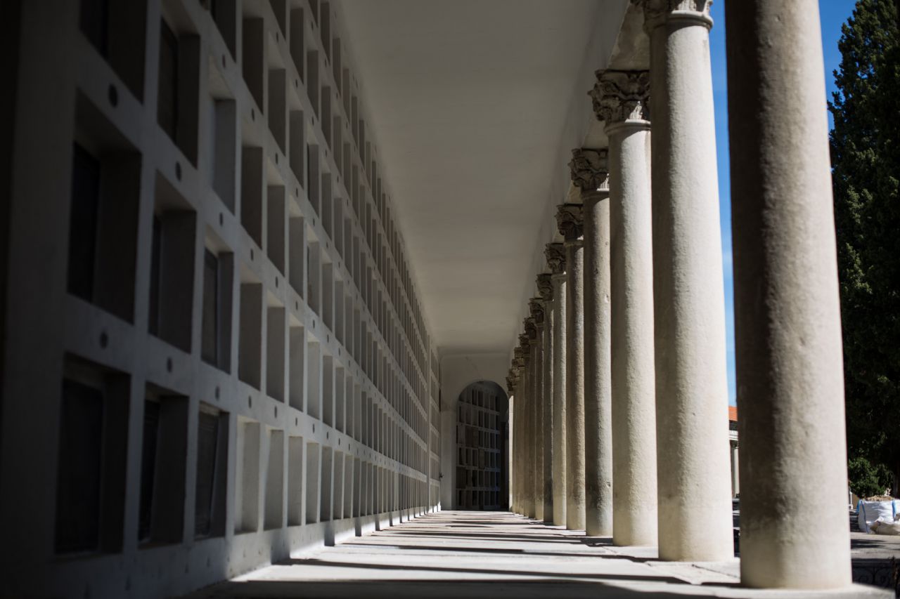 El Patio, obra de  Francisco Enriquez Ferrer, es un jardín romántico, con forma semicircular y estructura neoclásica. 