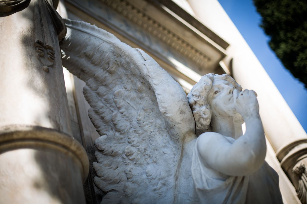 Una de las últimas obras  de arte restauradas ha sido el Ángel del Silencio, custodio de la puerta del panteón de la familia Perinat.