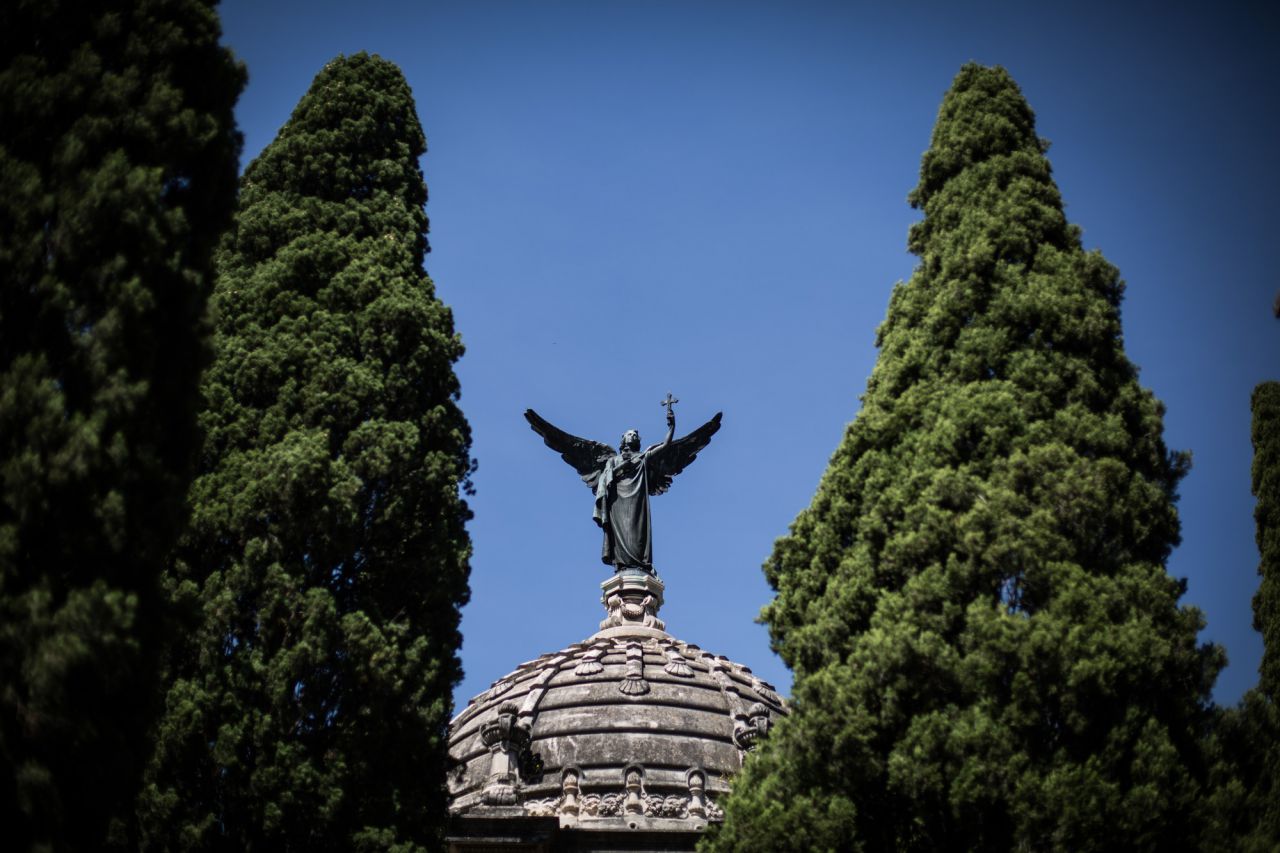 Su otro ángel, el que corona el panteón, fue de los pocos que quedó en pie tras la Guerra Civil. 