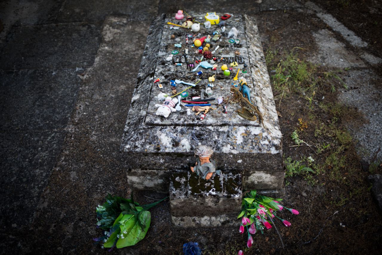 Otra de las curiosidades de San Isidro: la tumba de un niño, Gonzalo, que falleció antes de que se terminara de construir el panteón familiar, quedando su sepultura fuera de este.
