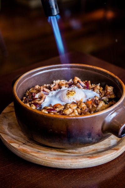 Ku Bak crujiente acompañado de pollo y mariscos con huevo de pita pinta