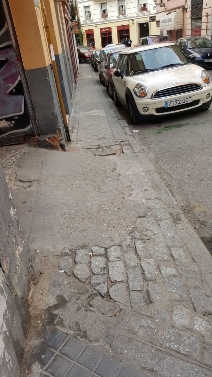 Vado mal pavimentado en la calle Sagunto, 6.