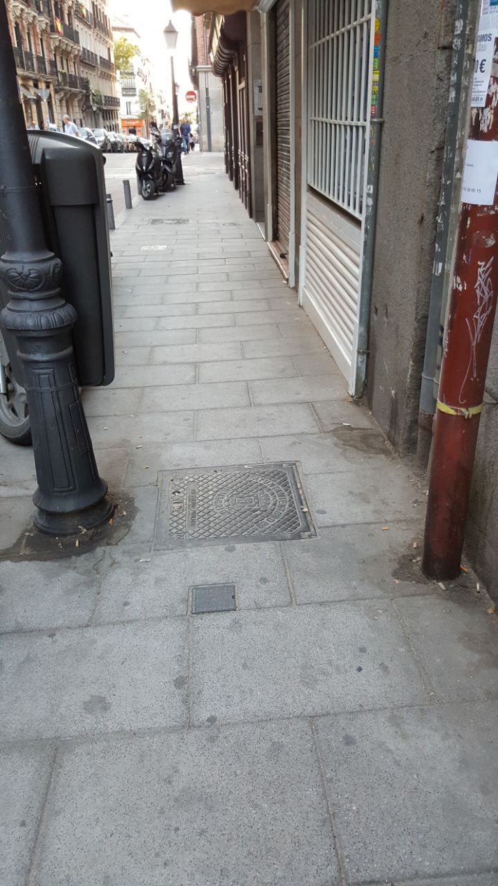 Estrechez en la calle Monteleón, 23, que dificulta el paso de personas con sillas de ruedas.