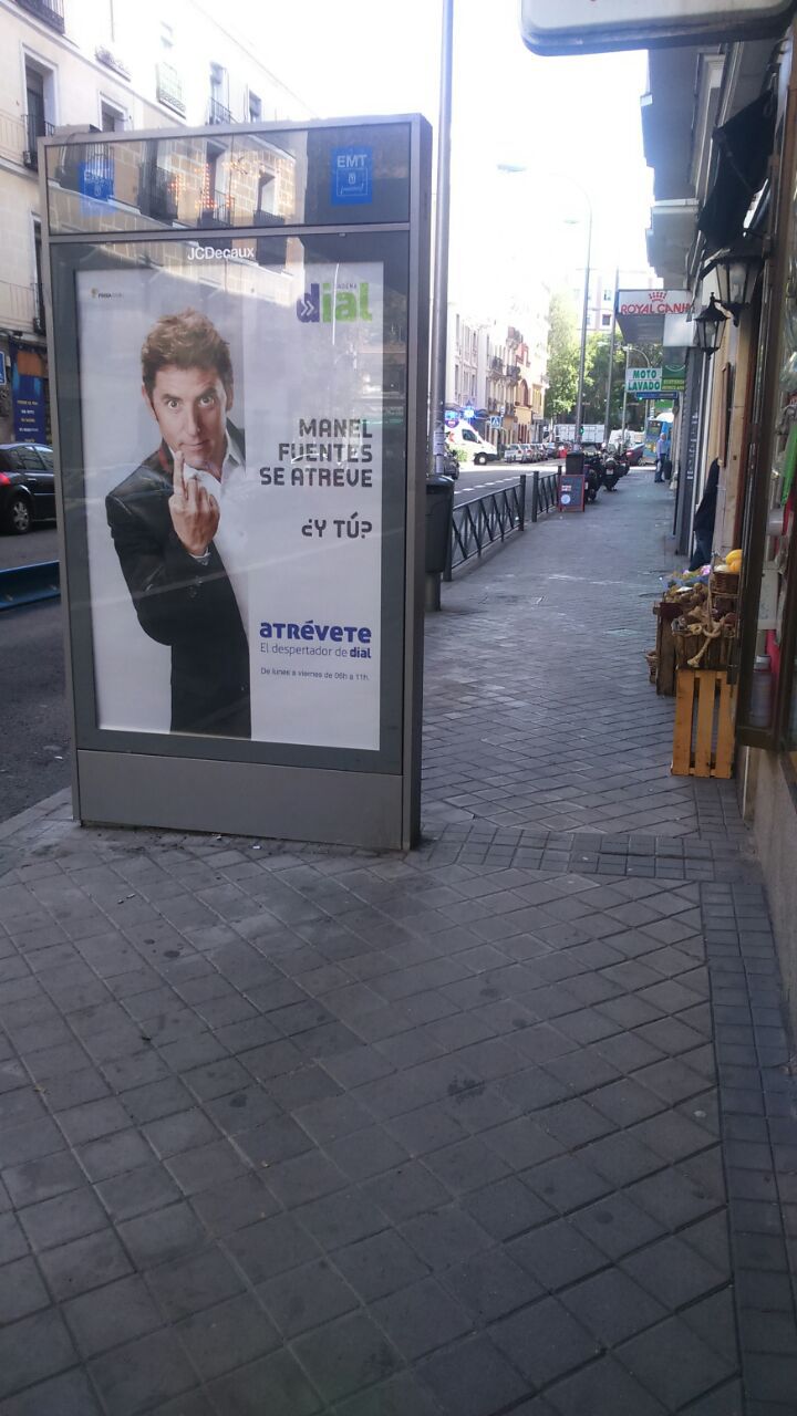 Marquesina que ocupa espacio en la acera, calle Feijóo, 6.