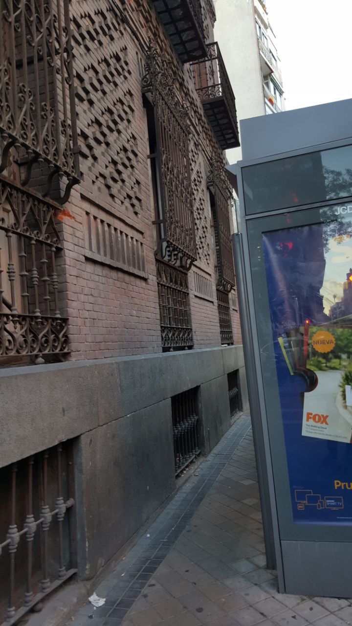 Marquesina que obstaculiza el paso en calle Cardenal Cisneros.