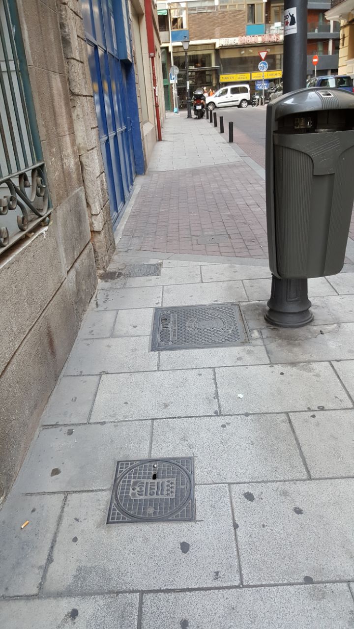 Calle muy estrecha para personas discapacitadas con silla de ruedas, en el barrio de Trafalgar.