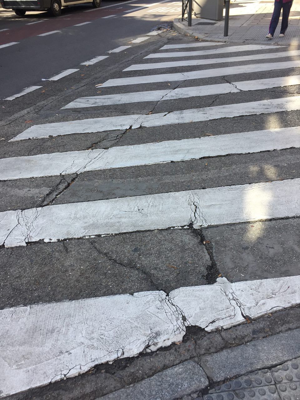 Paseo de peatones en mal estado en la calle Sagasta, esquina con calle Covarrubias.