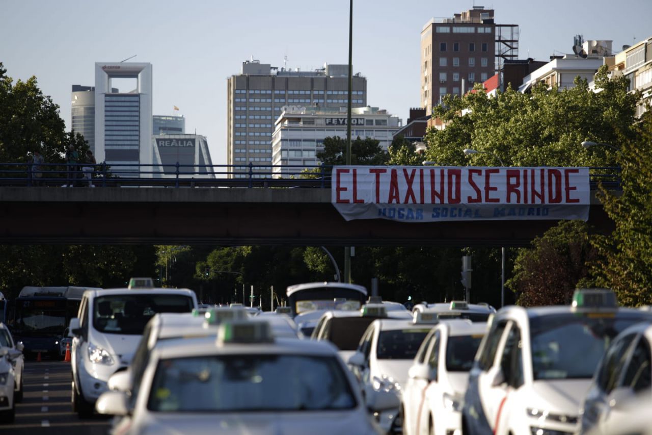 Los taxistas colapsan el paseo de la Castellana durante su huelga indefinida.