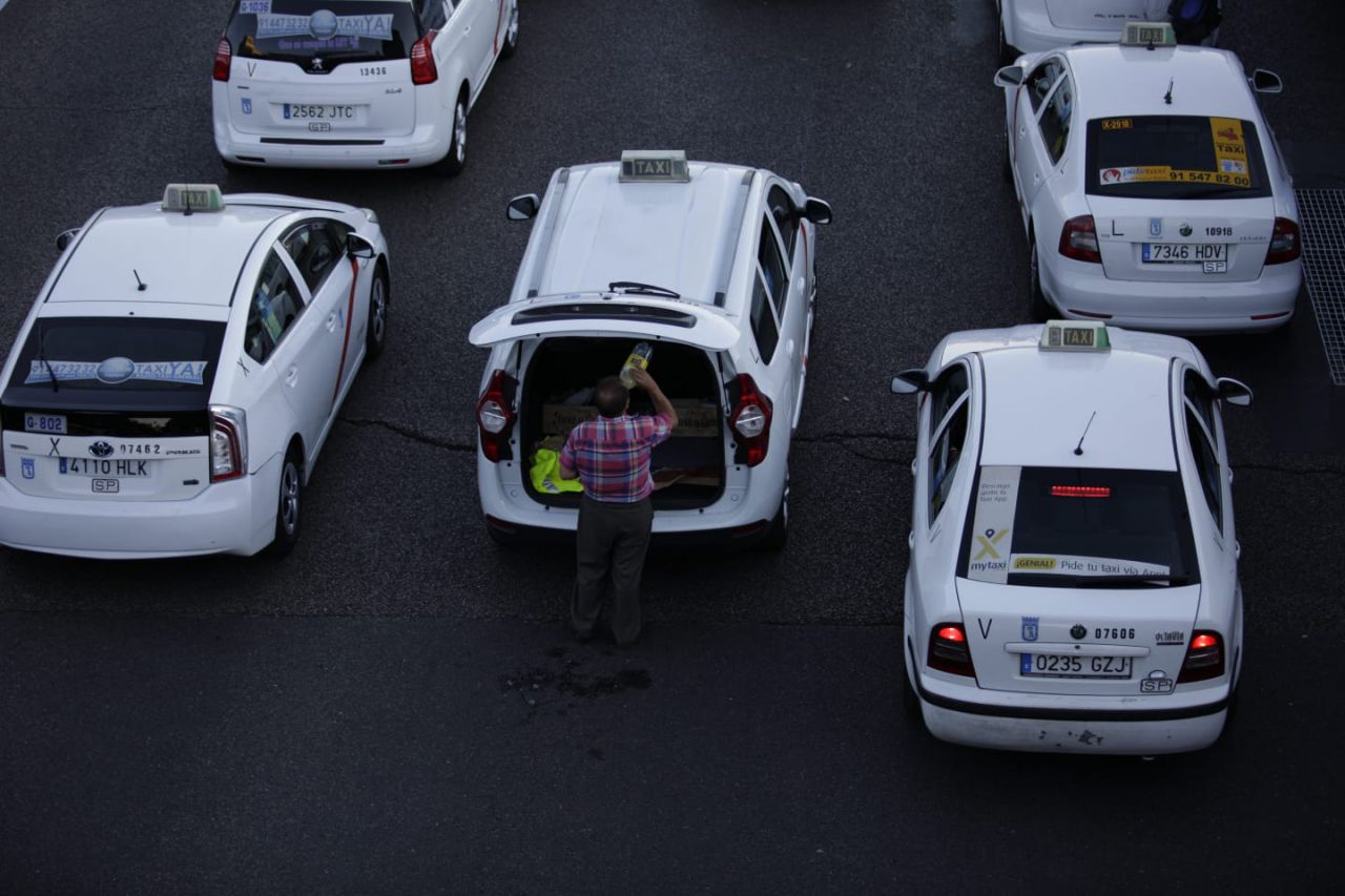 Los taxistas colapsan el paseo de la Castellana durante su huelga indefinida.