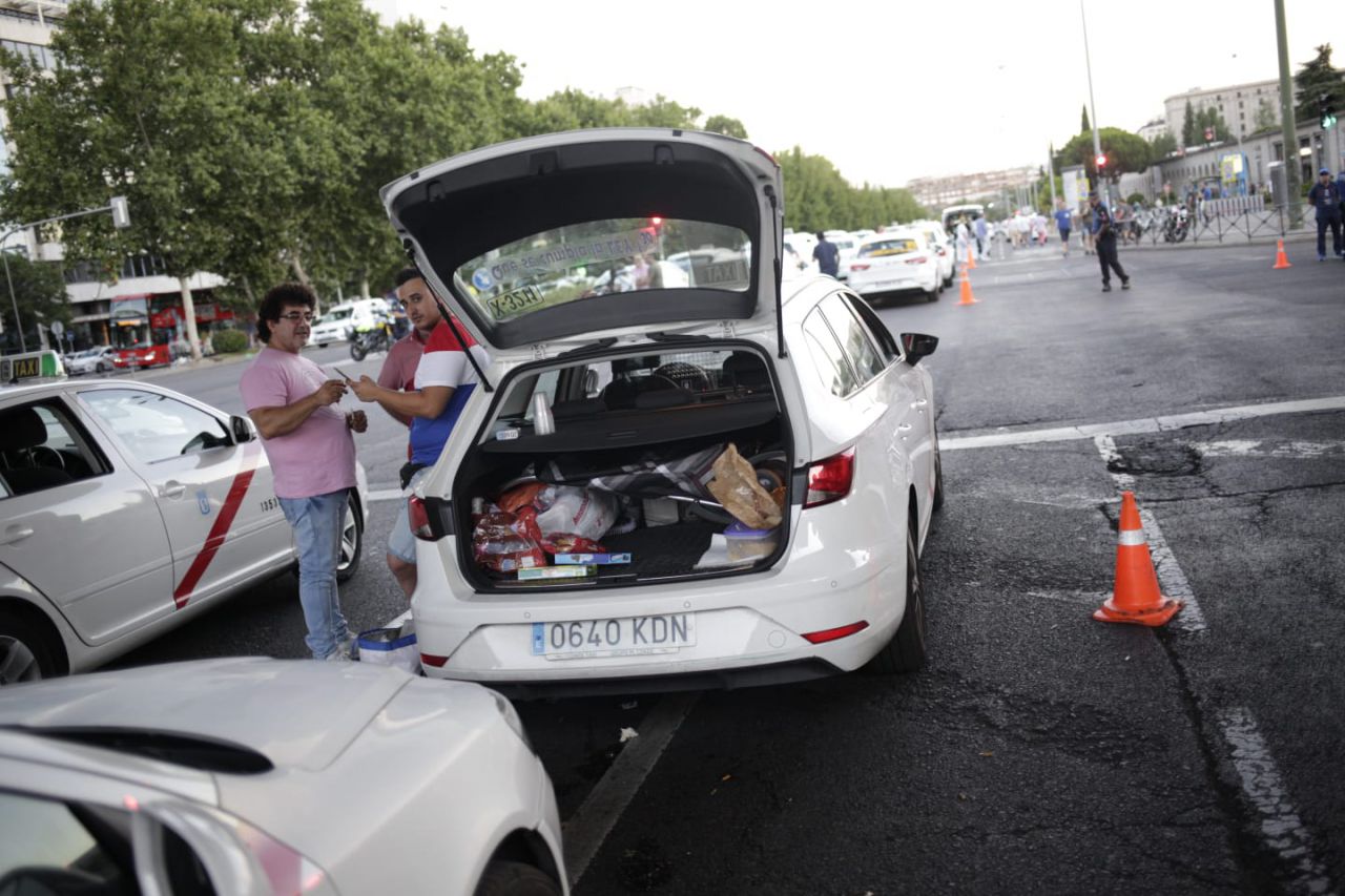Los taxistas colapsan el paseo de la Castellana durante su huelga indefinida.