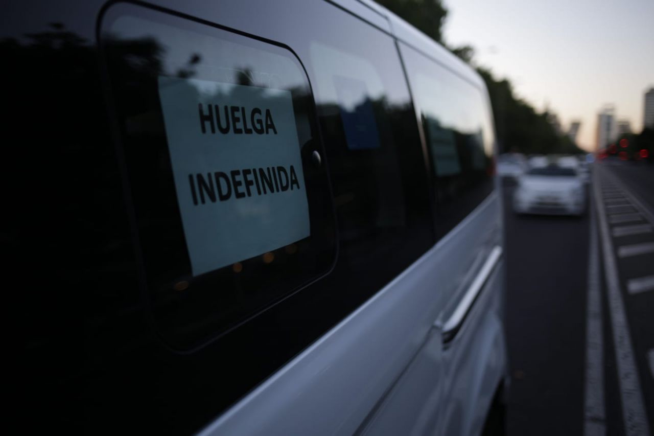 Los taxistas colapsan el paseo de la Castellana durante su huelga indefinida.