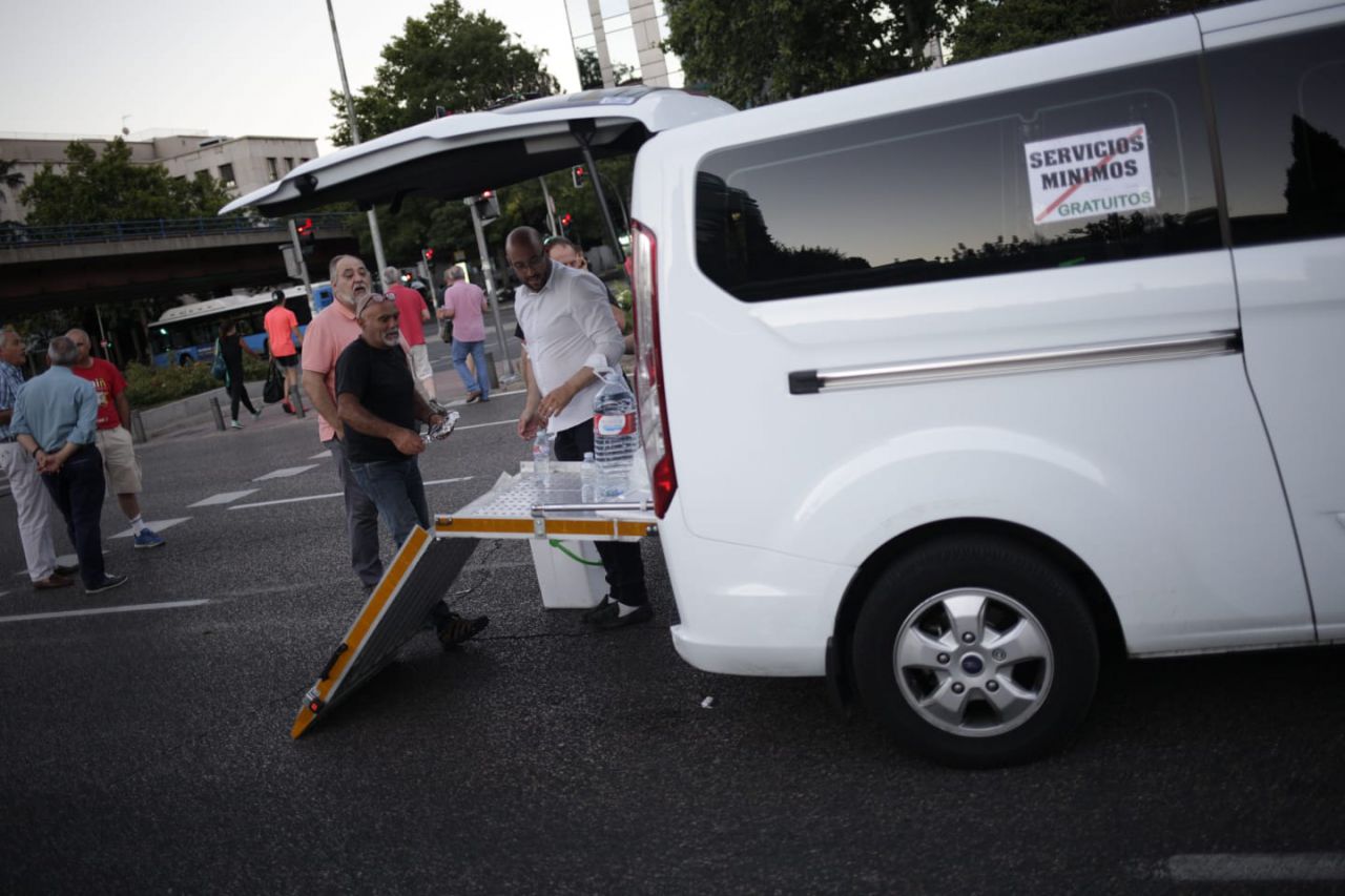 Los taxistas colapsan el paseo de la Castellana durante su huelga indefinida.