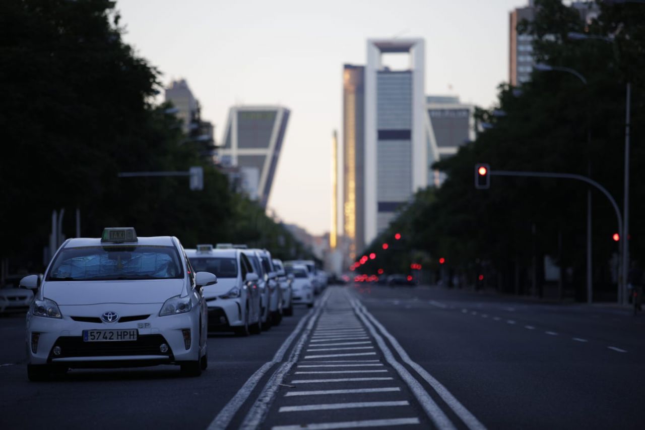 Los taxistas colapsan el paseo de la Castellana durante su huelga indefinida.
