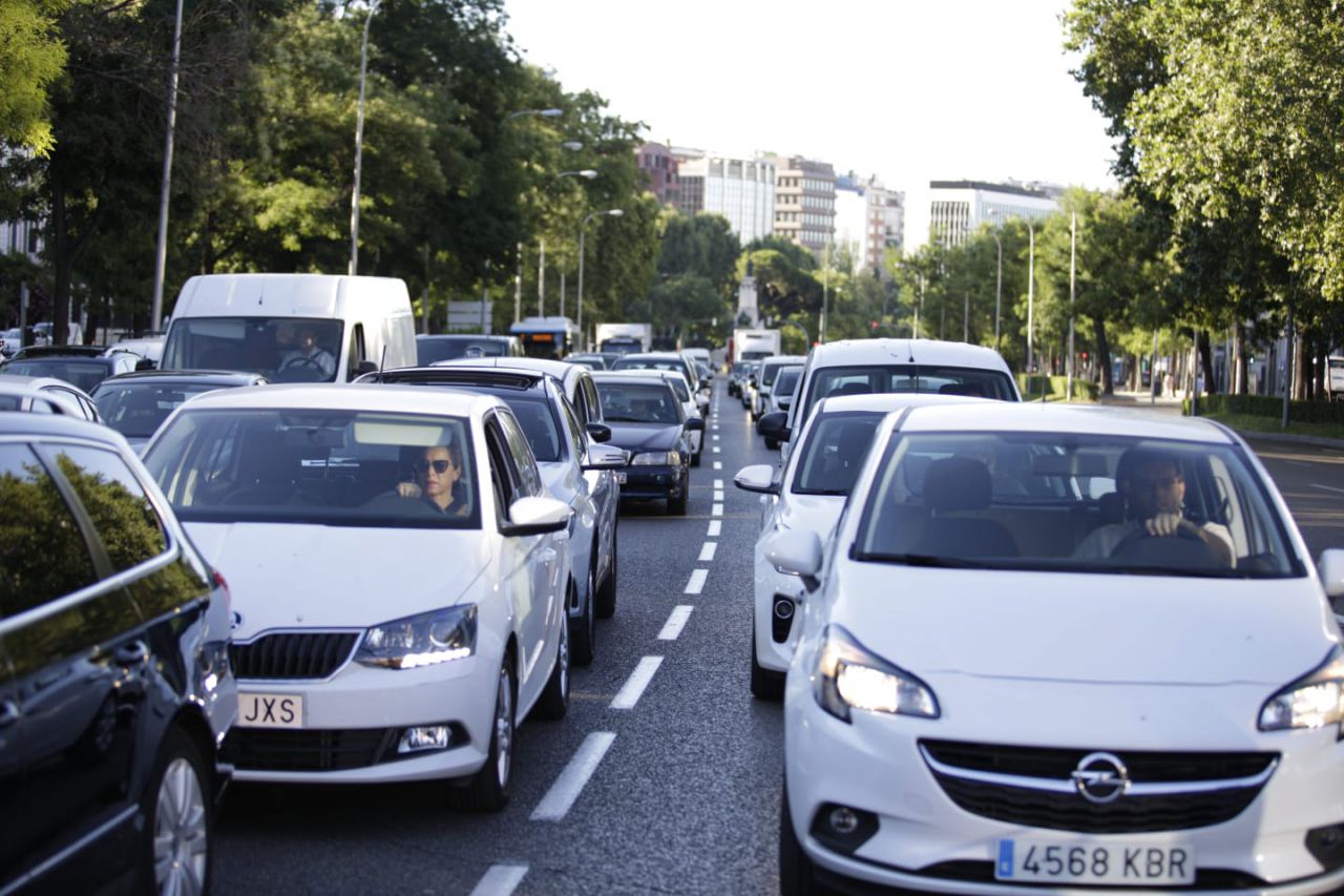 Problemas de tráfico en la Castellana por la huelga de taxis.