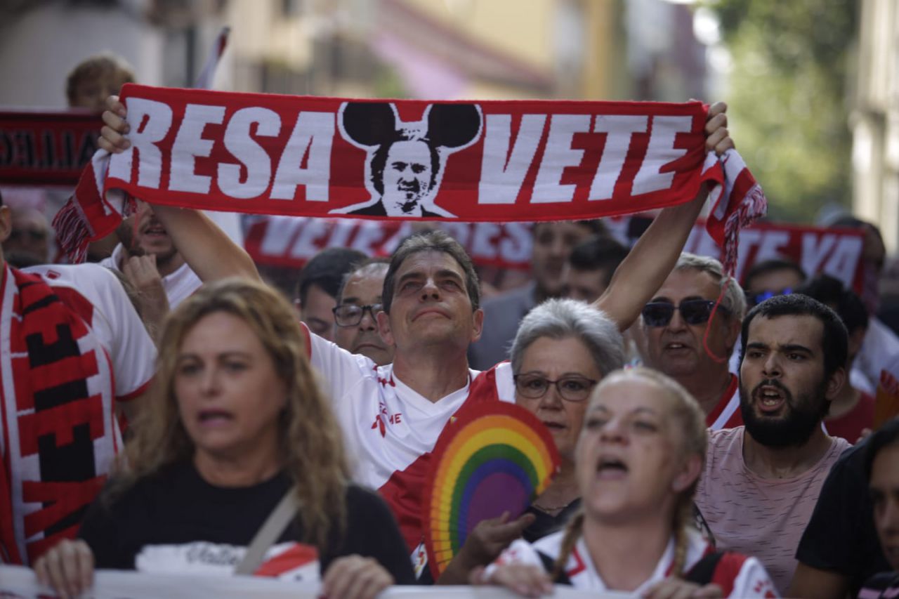 Los hinchas del Rayo Vallecano 'defienden' el estadio al grito de 