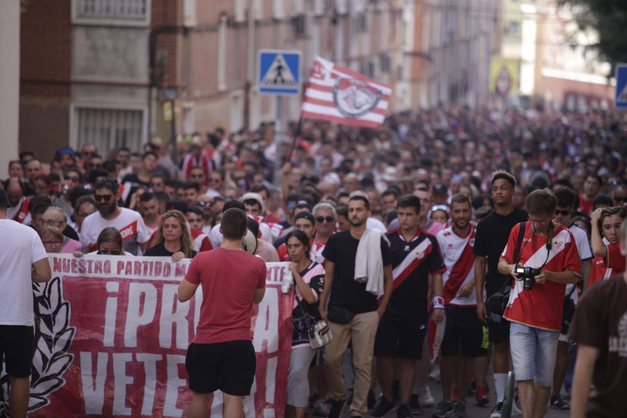 Los hinchas del Rayo Vallecano 'defienden' el estadio al grito de 