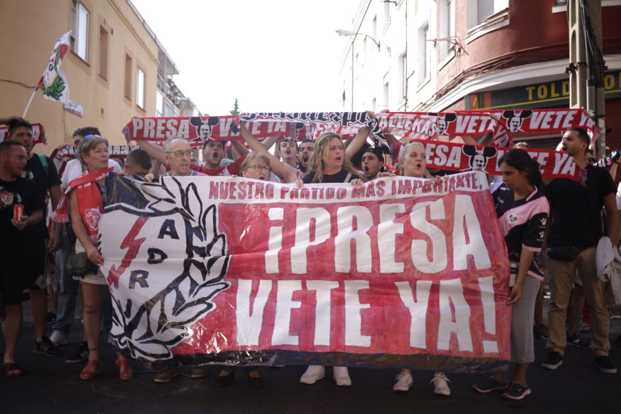 Los hinchas del Rayo Vallecano 'defienden' el estadio al grito de 