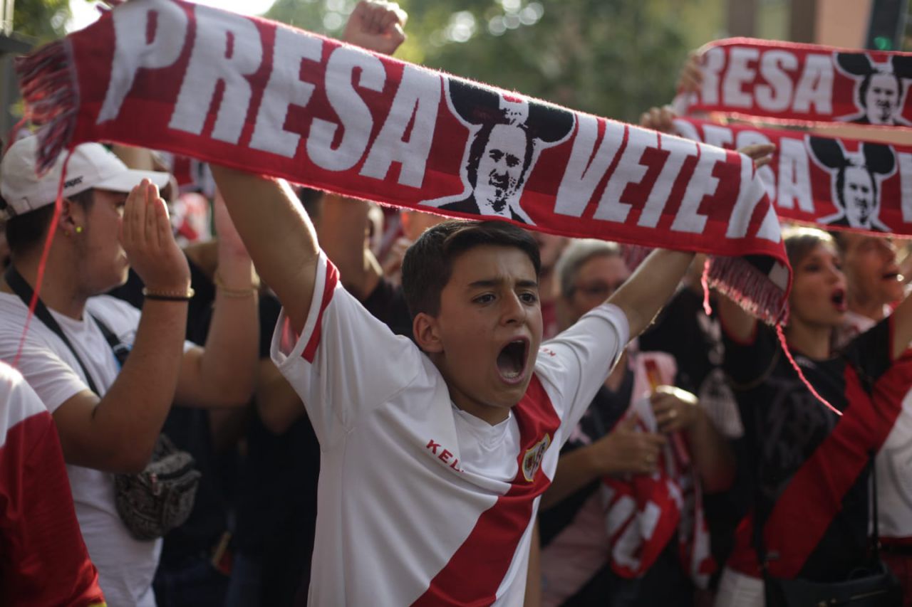 Los hinchas del Rayo Vallecano 'defienden' el estadio al grito de 