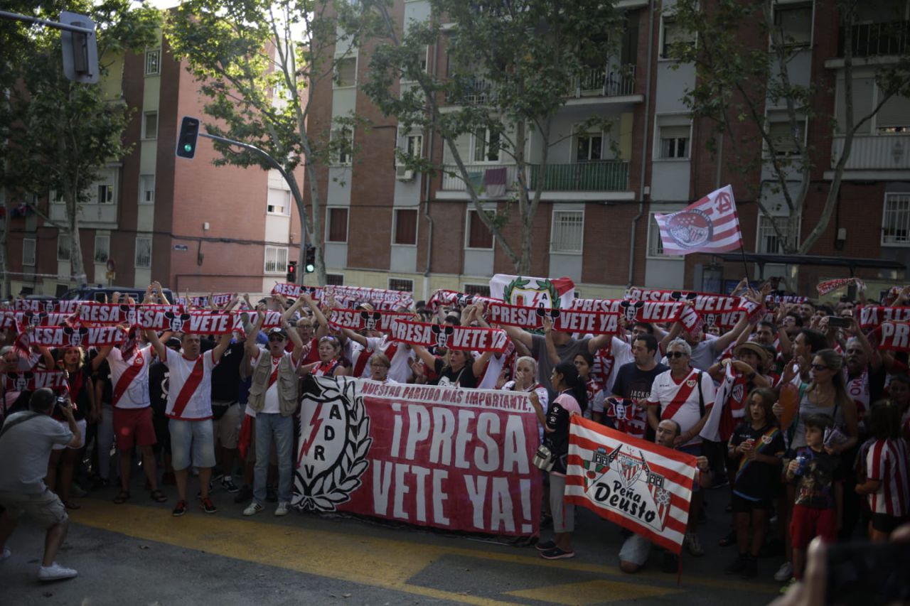 Los hinchas del Rayo Vallecano 'defienden' el estadio al grito de 
