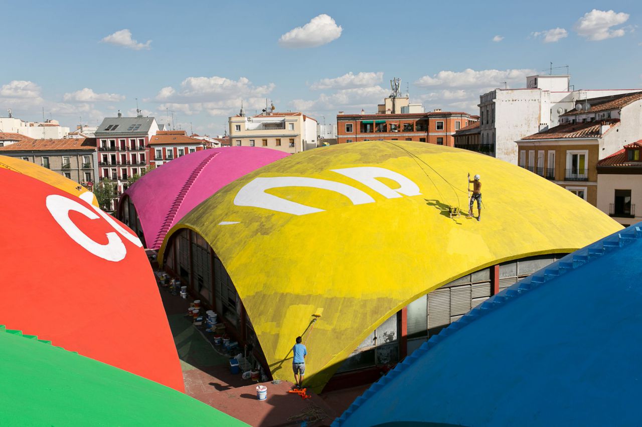 Intervención artística de Boa Mistura en el Mercado de la Cebada