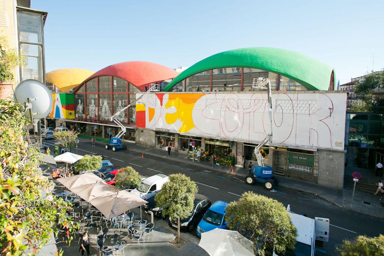 Intervención artística de Boa Mistura en el Mercado de la Cebada