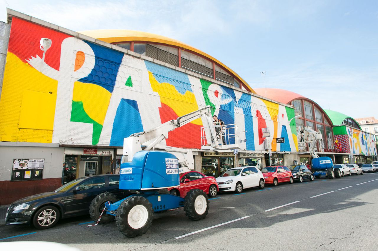 Intervención artística de Boa Mistura en el Mercado de la Cebada