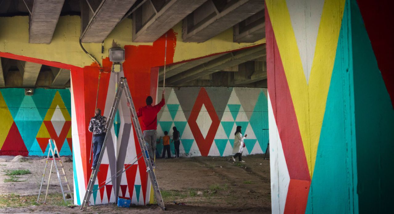 Intervención artística de Boa Mistura en el puente de San Cristobal