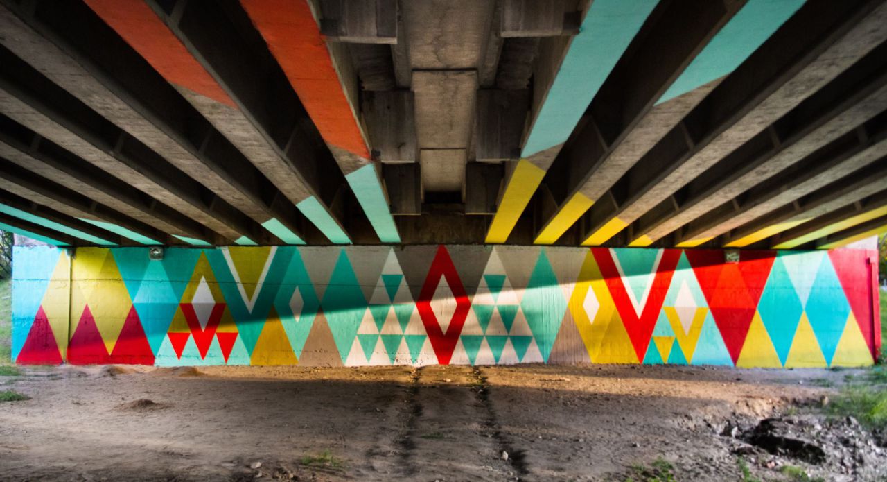 Intervención artística de Boa Mistura en el puente de San Cristobal