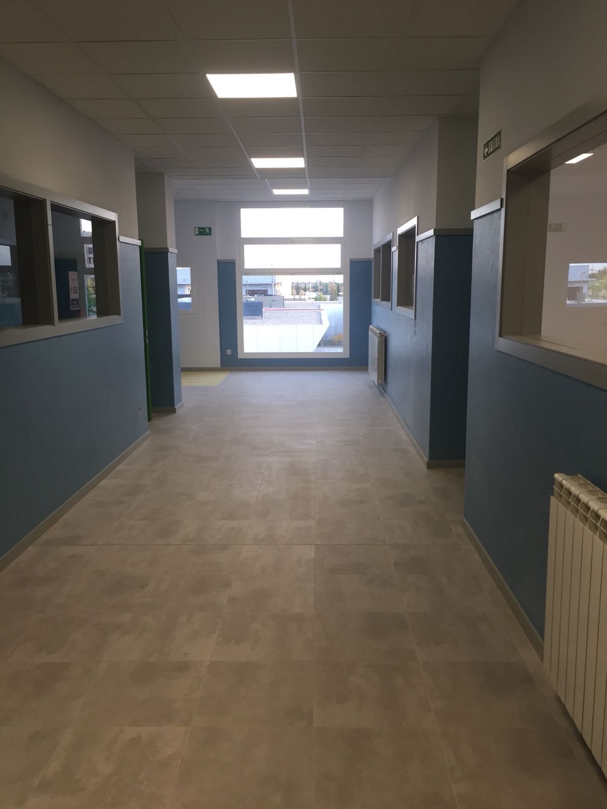 La Consejería de Educación responde a las críticas sobre las obras con varias fotos de colegios que estrenan aularios e instalaciones este viernes. En las imágenes, el colegio Miguel de Cervantes.