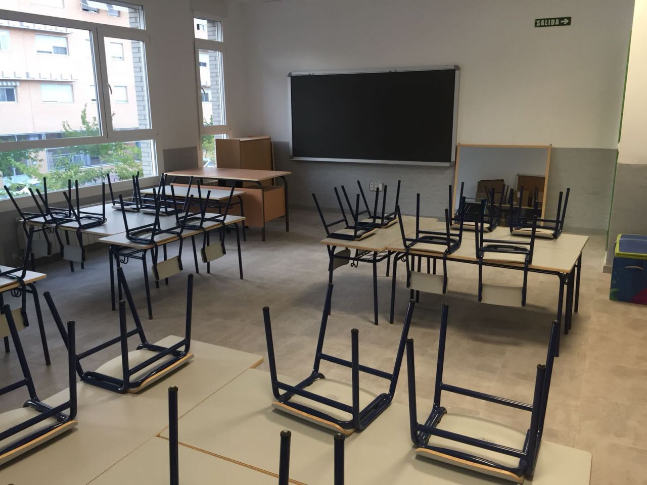 La Consejería de Educación responde a las críticas sobre las obras con varias fotos de colegios que estrenan aularios e instalaciones este viernes. En las imágenes, el colegio Miguel de Cervantes.