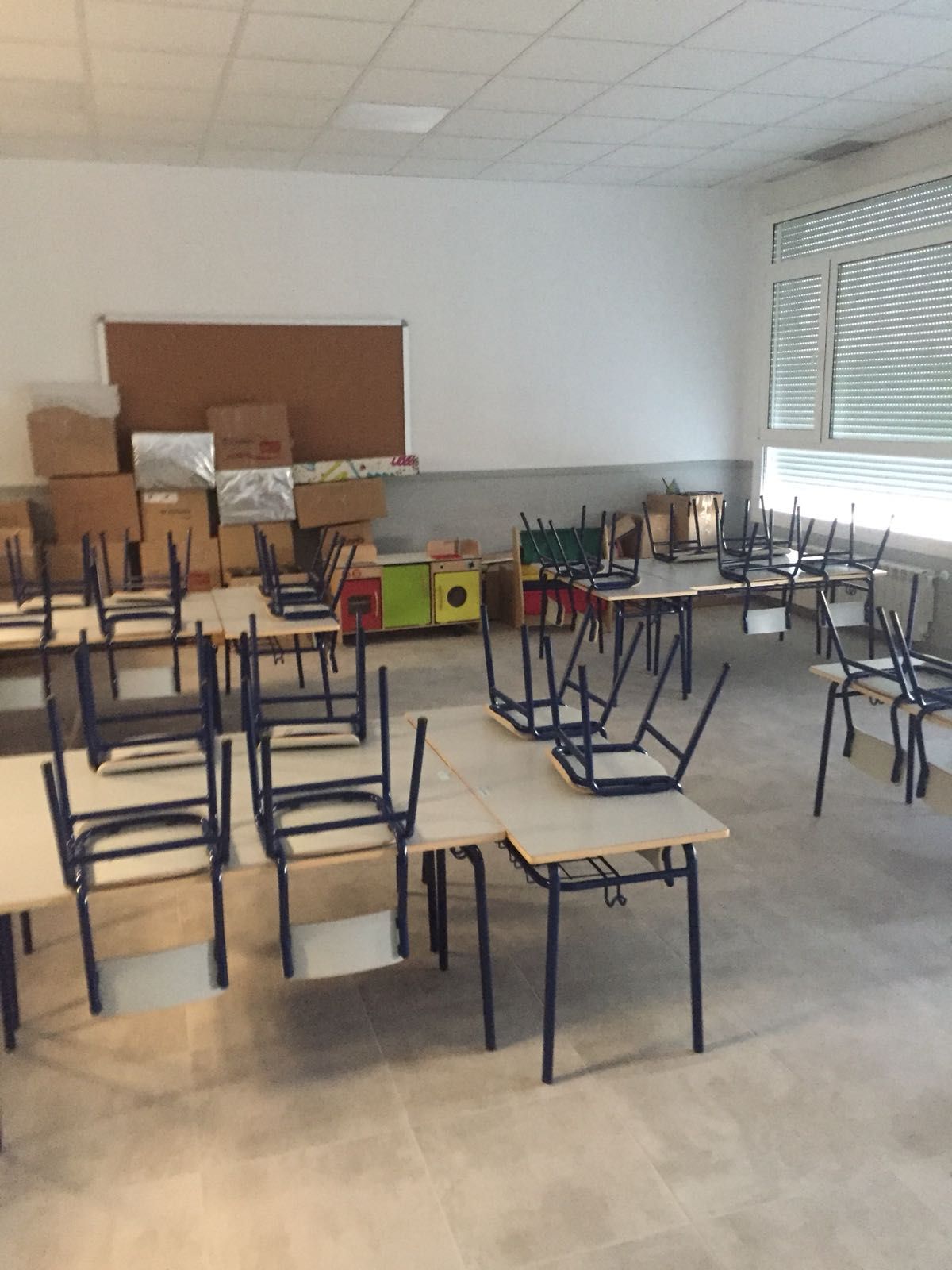 La Consejería de Educación responde a las críticas sobre las obras con varias fotos de colegios que estrenan aularios e instalaciones este viernes. En las imágenes, el colegio Miguel de Cervantes.