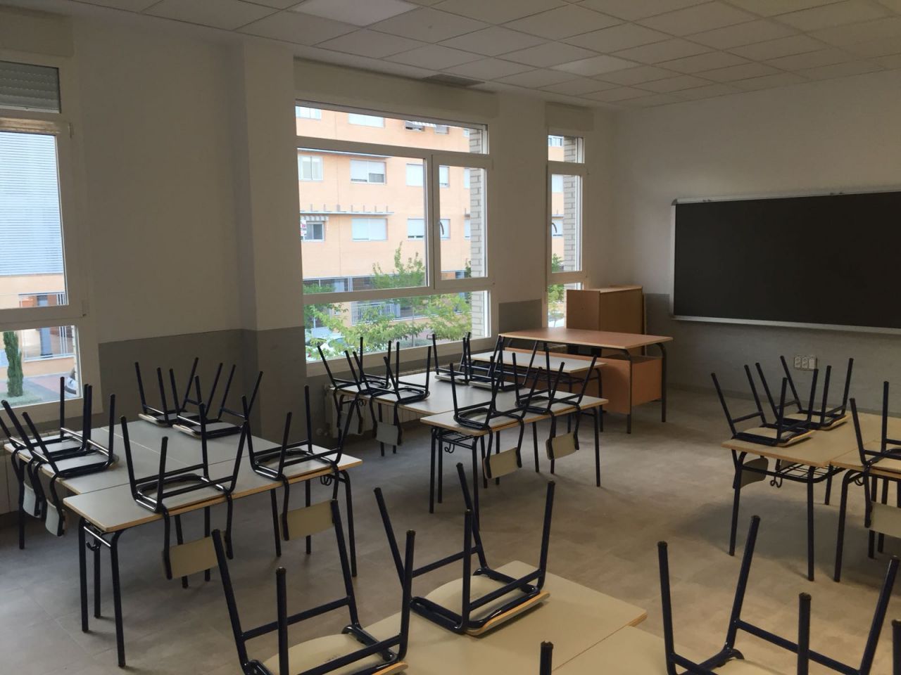 La Consejería de Educación responde a las críticas sobre las obras con varias fotos de colegios que estrenan aularios e instalaciones este viernes. En las imágenes, el colegio Miguel de Cervantes.