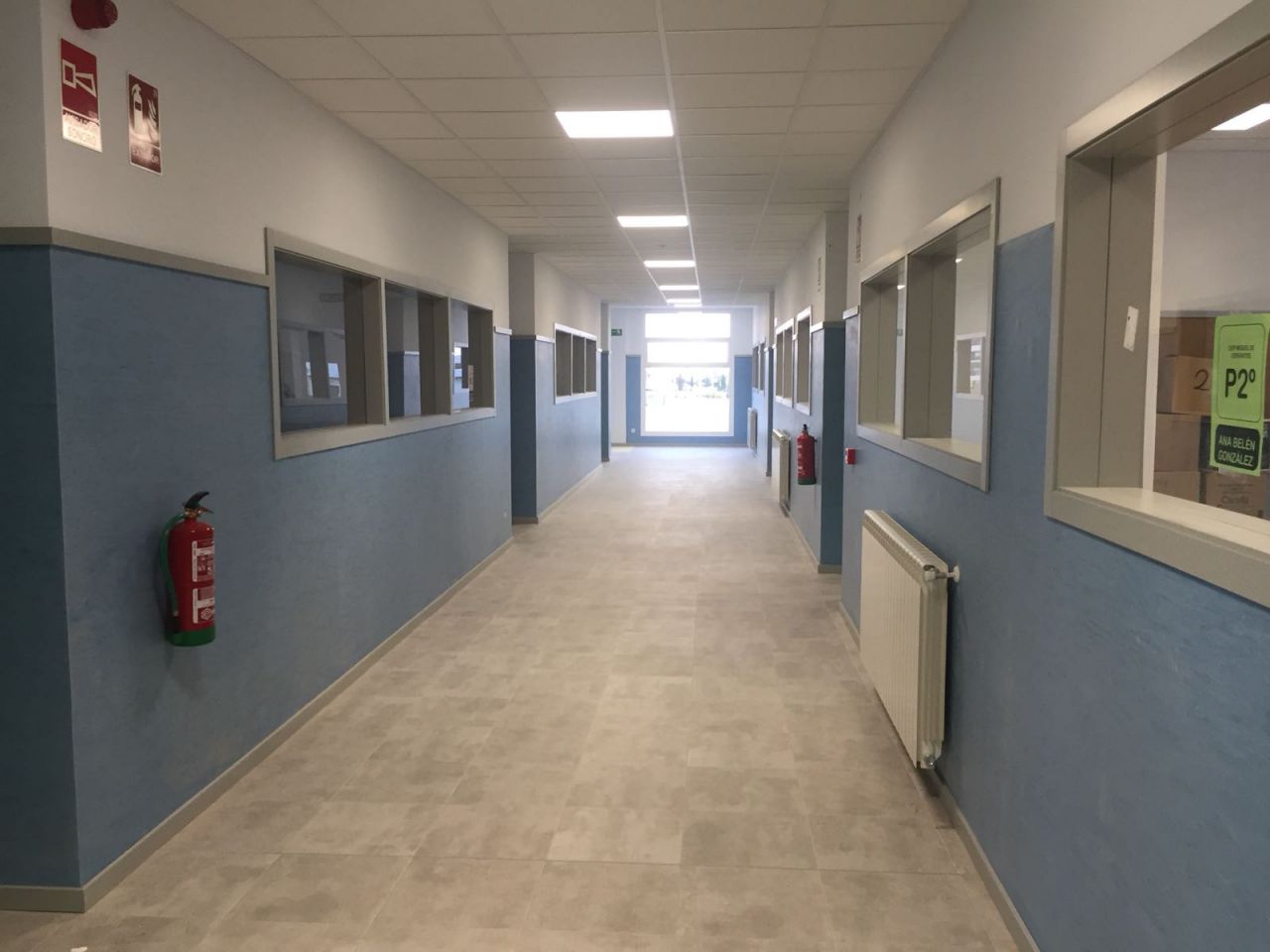 La Consejería de Educación responde a las críticas sobre las obras con varias fotos de colegios que estrenan aularios e instalaciones este viernes. En las imágenes, el colegio Miguel de Cervantes.
